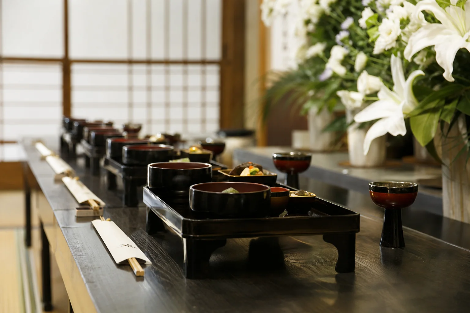 精進落としの献杯で使う杯とお膳が並ぶ会食の席の様子