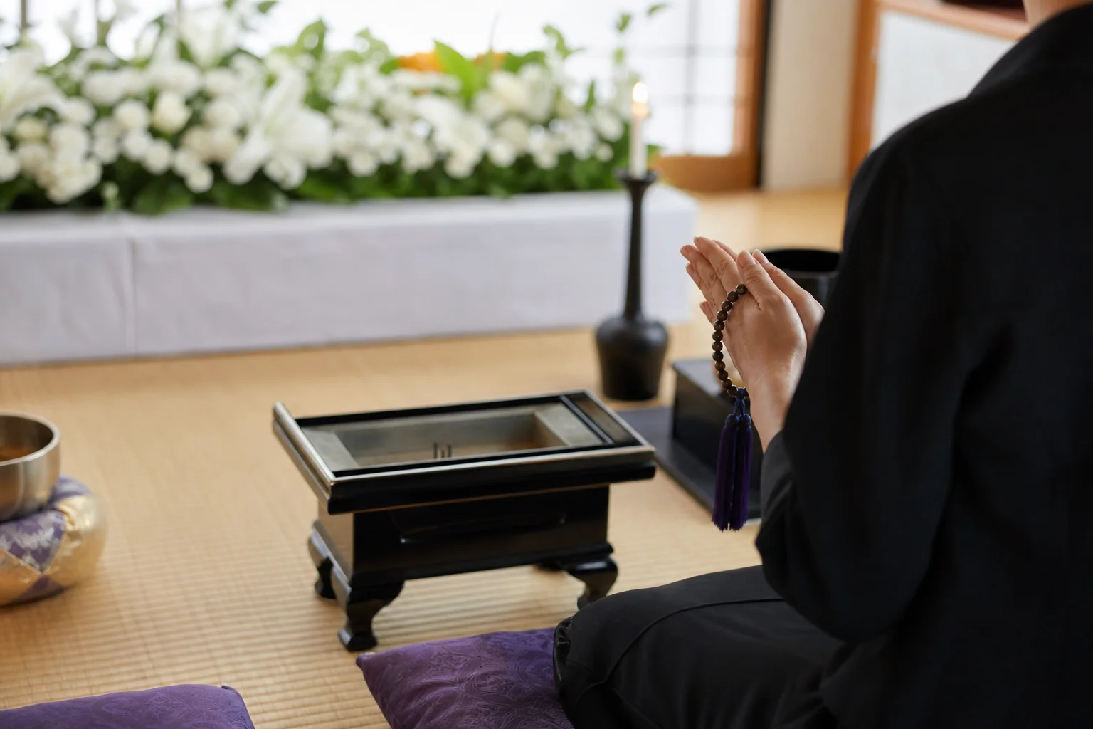 施主が自宅に整える法要の席のイメージ