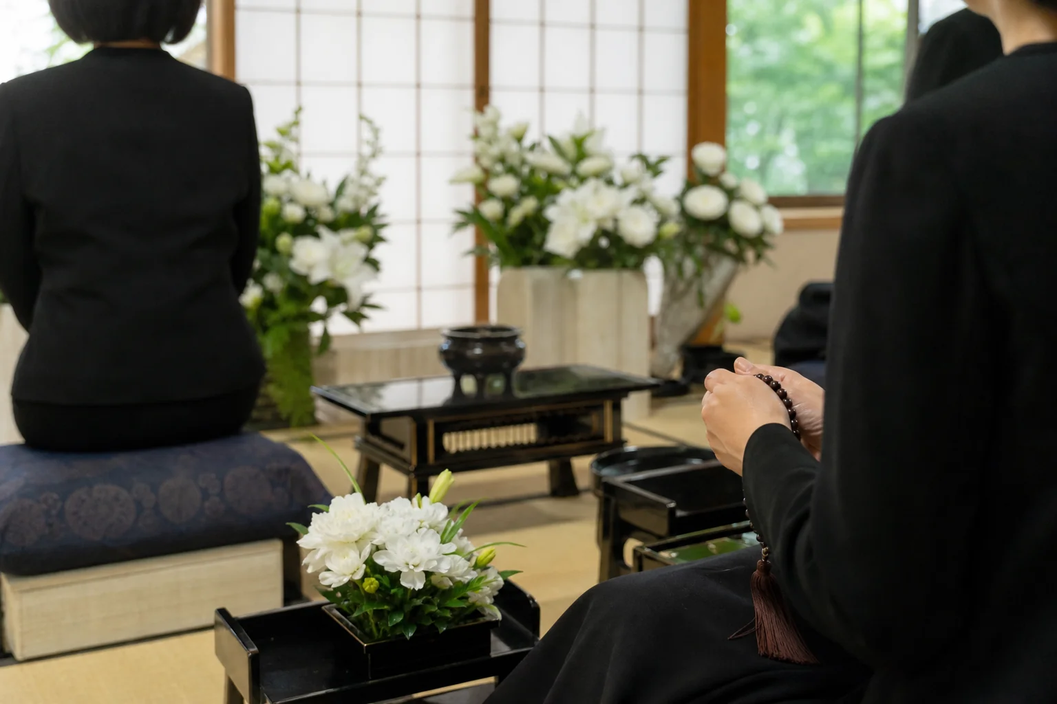 一周忌法要の席に整えられた白い花と焼香台のイメージ