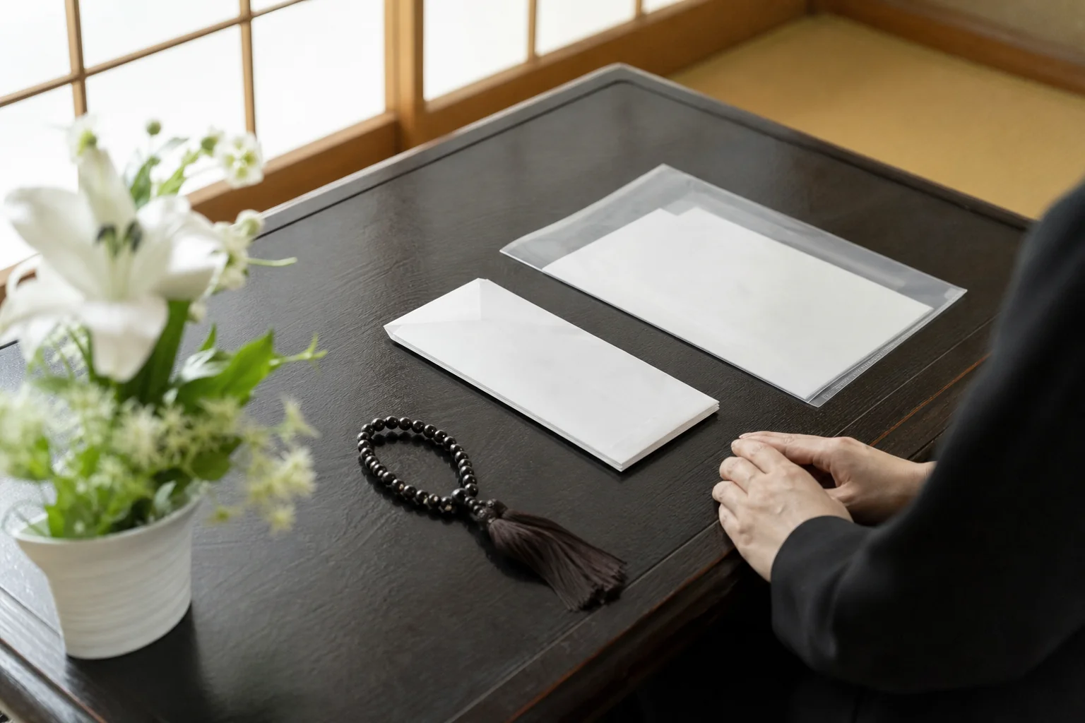 葬儀の領収書や会葬礼状をまとめて保管する様子